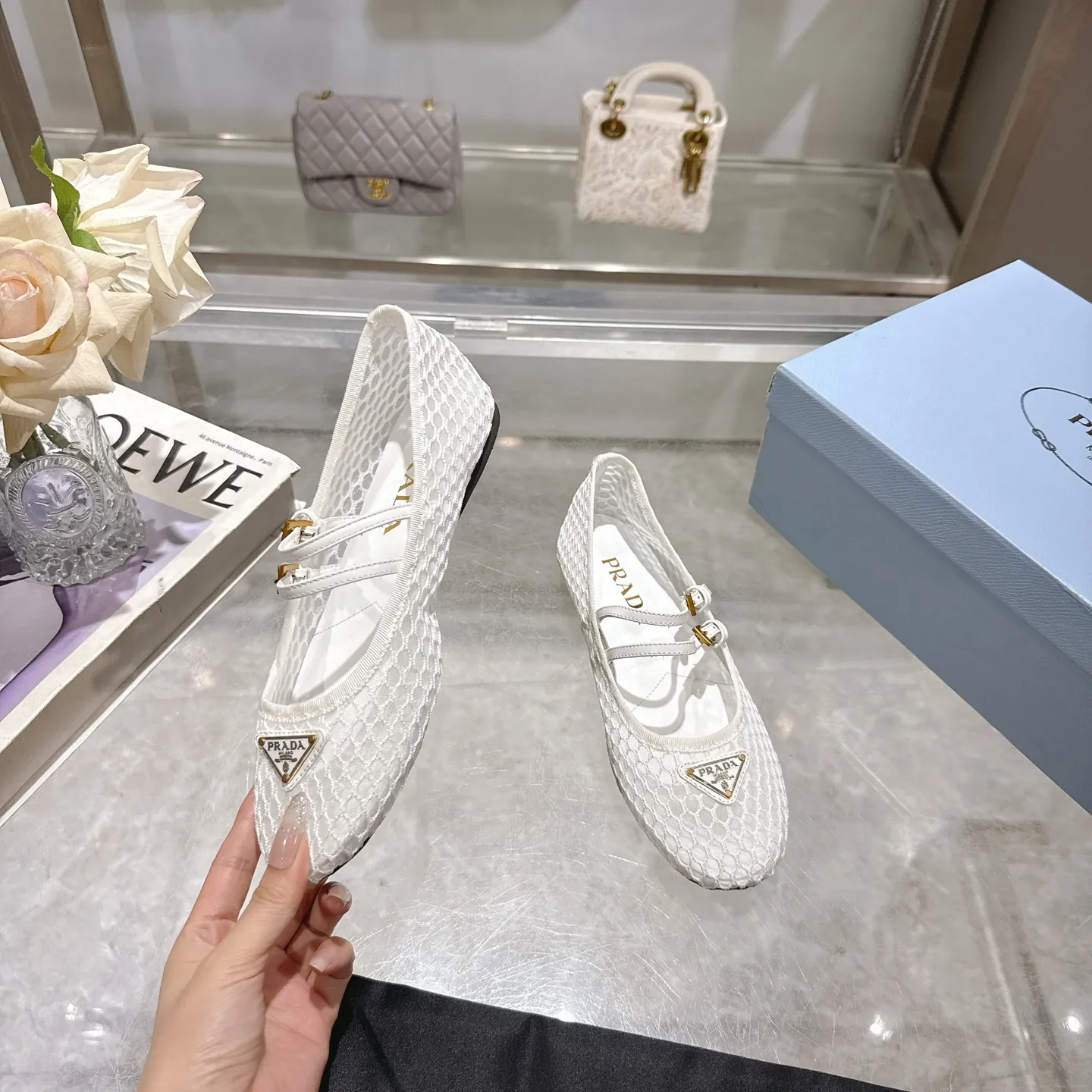 👟👟Ex-factory price 440👟👟 🔥🔥✨Prada/Prada 2024ss spring and summer new products are now available🌟 Mary Jane flat ballet shoes Soft and comfortable, recommended by major bloggers in Little Red Book, proper college style ➕Commuting 1-1 development Round-head golden triangle button Fabric: patent leather, sheepskin, silk fabric Sheepskin lining code number: 35 to 40 (41 is custom-made and cannot be returned or exchanged)
